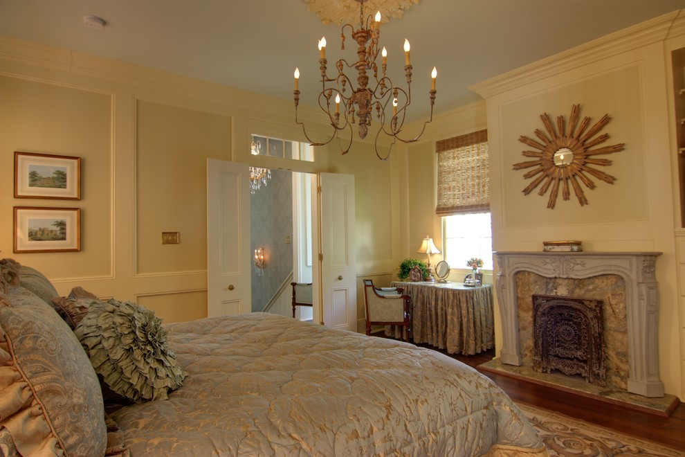 Exemple d'une chambre parentale victorienne de taille moyenne avec un mur beige, parquet foncé et un sol marron.