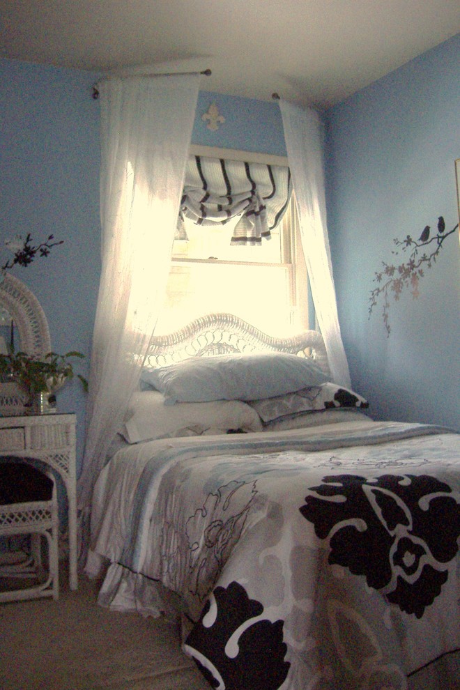Exemple d'une petite chambre romantique avec un mur bleu.