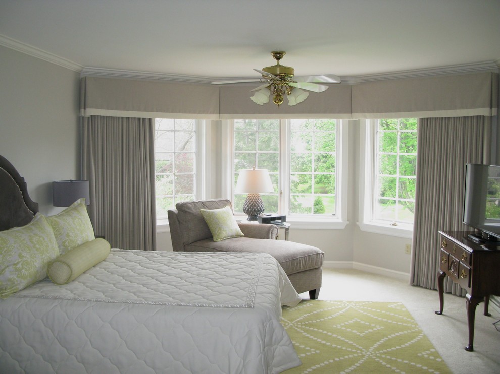 Modelo de dormitorio principal tradicional renovado de tamaño medio con paredes blancas y moqueta