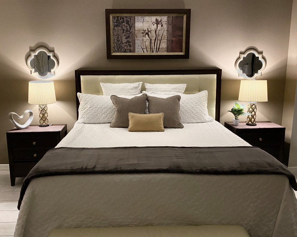 На фото: спальня в современном стиле с разноцветными стенами, полом из керамической плитки и белым полом с