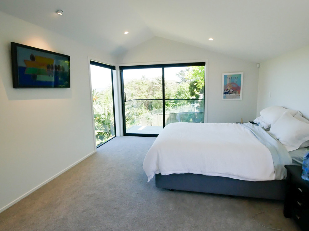 Aménagement d'une chambre contemporaine de taille moyenne avec un mur blanc et un sol gris.