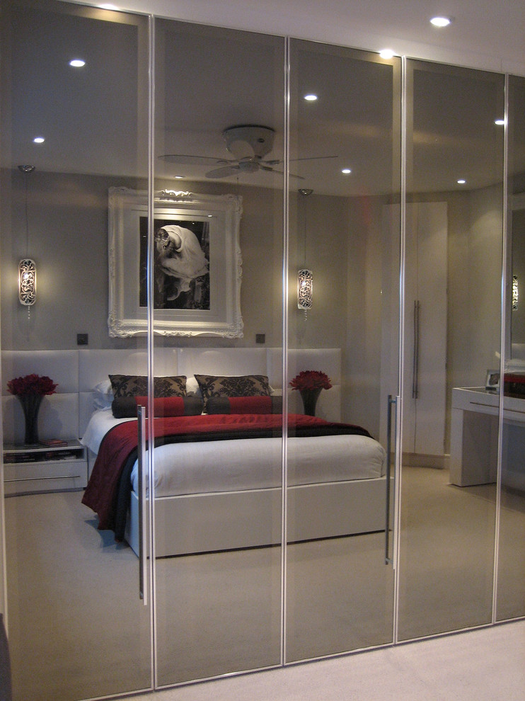 Mittelgroßes Modernes Hauptschlafzimmer ohne Kamin mit grauer Wandfarbe, Teppichboden und grauem Boden in Surrey