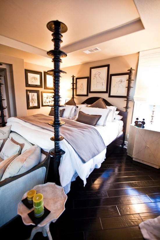 Foto di una camera matrimoniale con pareti beige e parquet scuro