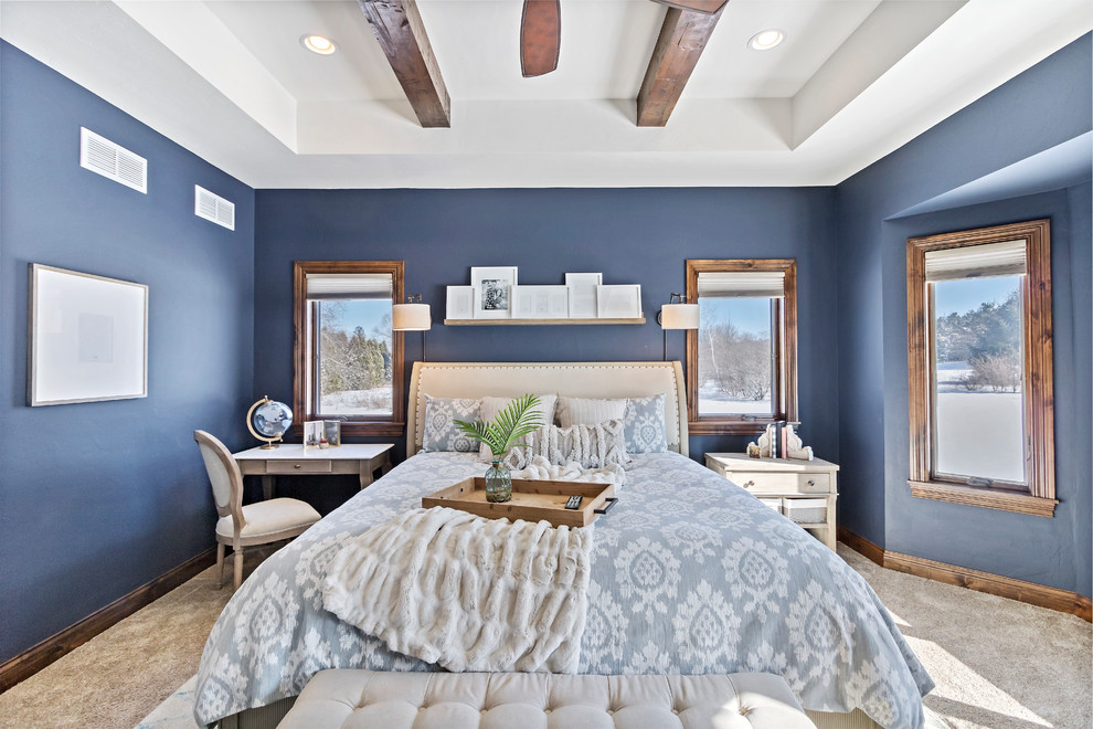 Diseño de dormitorio principal rural grande sin chimenea con paredes azules, moqueta y suelo beige