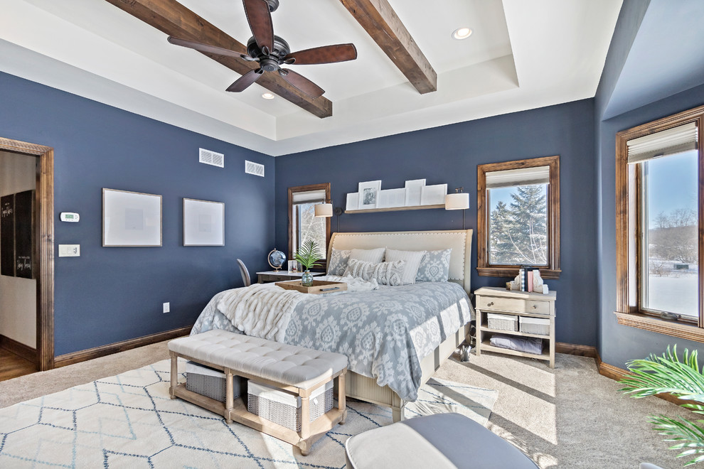 Стильный дизайн: большая хозяйская спальня в стиле рустика с синими стенами, ковровым покрытием и бежевым полом без камина - последний тренд