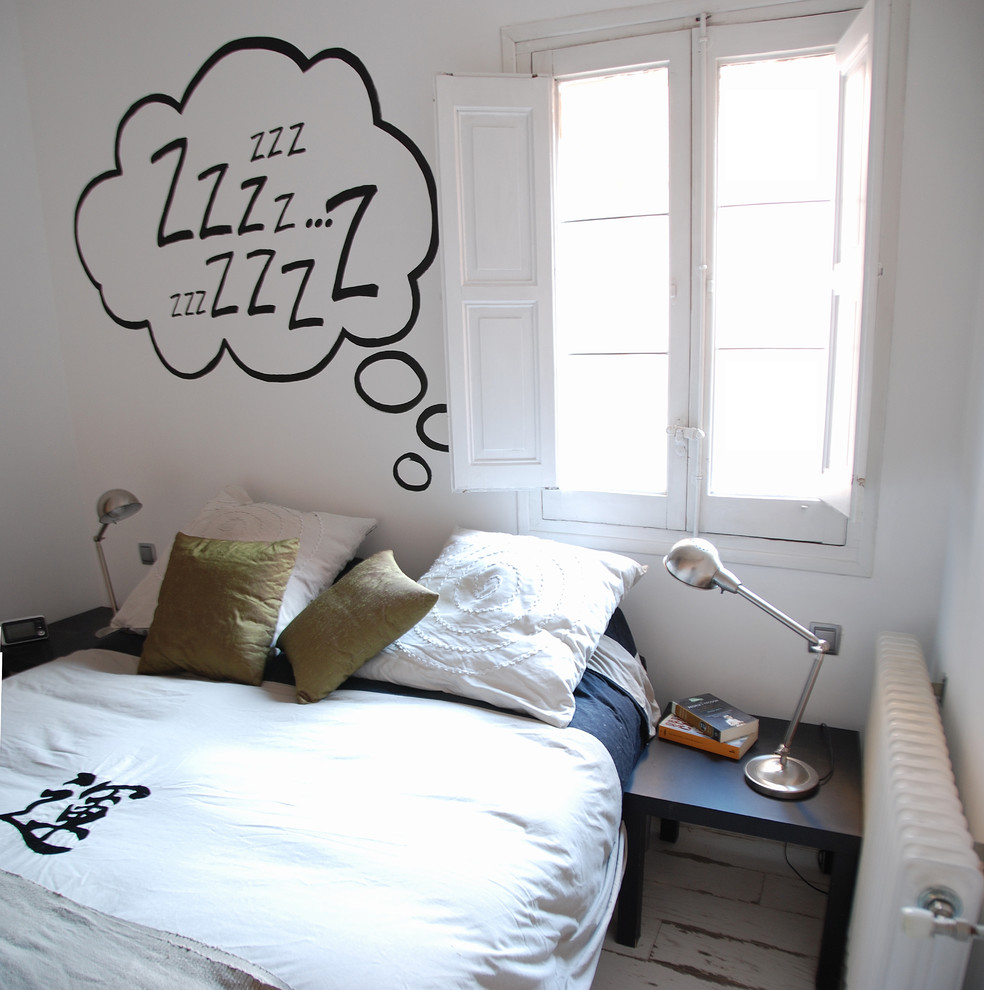 Imagen de dormitorio contemporáneo con suelo de madera pintada y paredes blancas