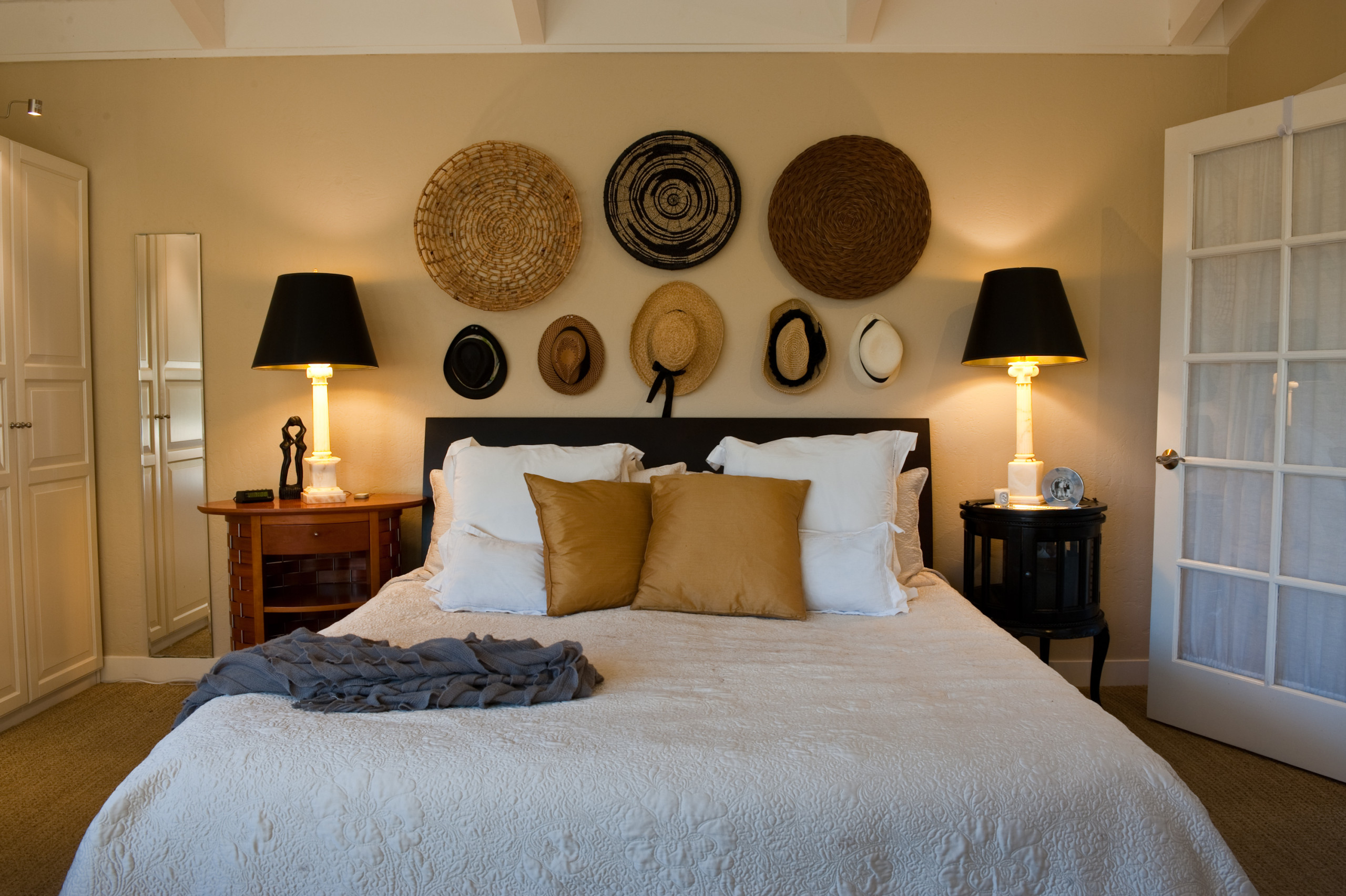 Декорация стен в гостиной. Декор интерьера. Фотообои в интерьере квартиры. Комбинированные обои для гостиной. Постеры в интерьере спальни.