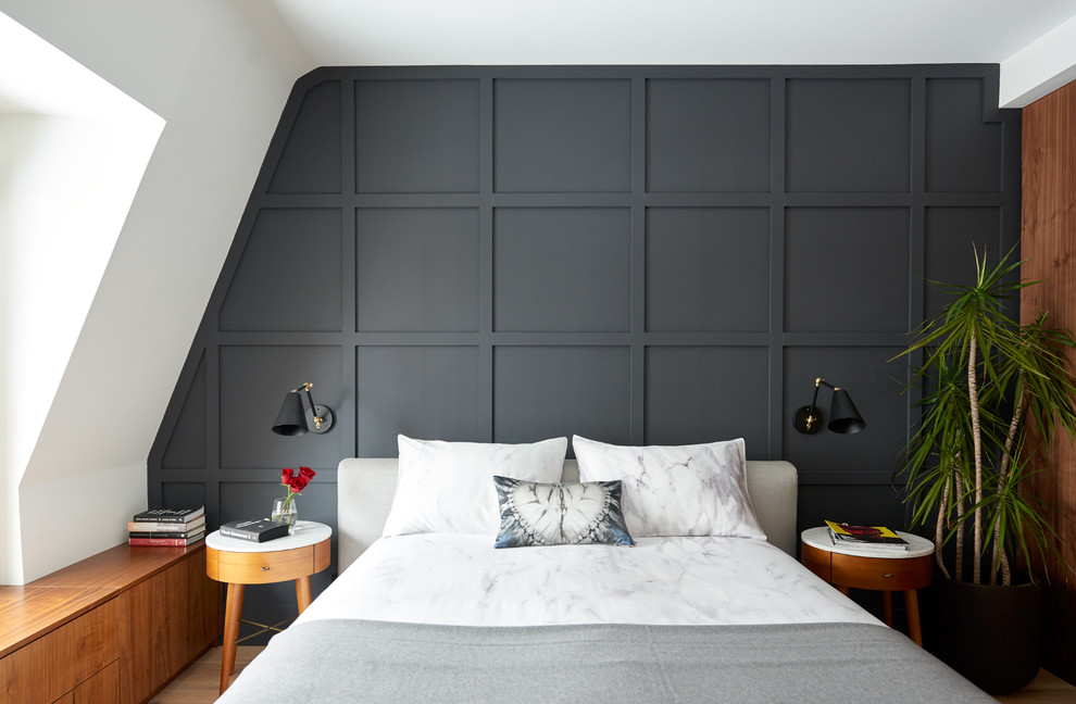 Inspiration för ett funkis sovrum, med vita väggar, mellanmörkt trägolv och brunt golv