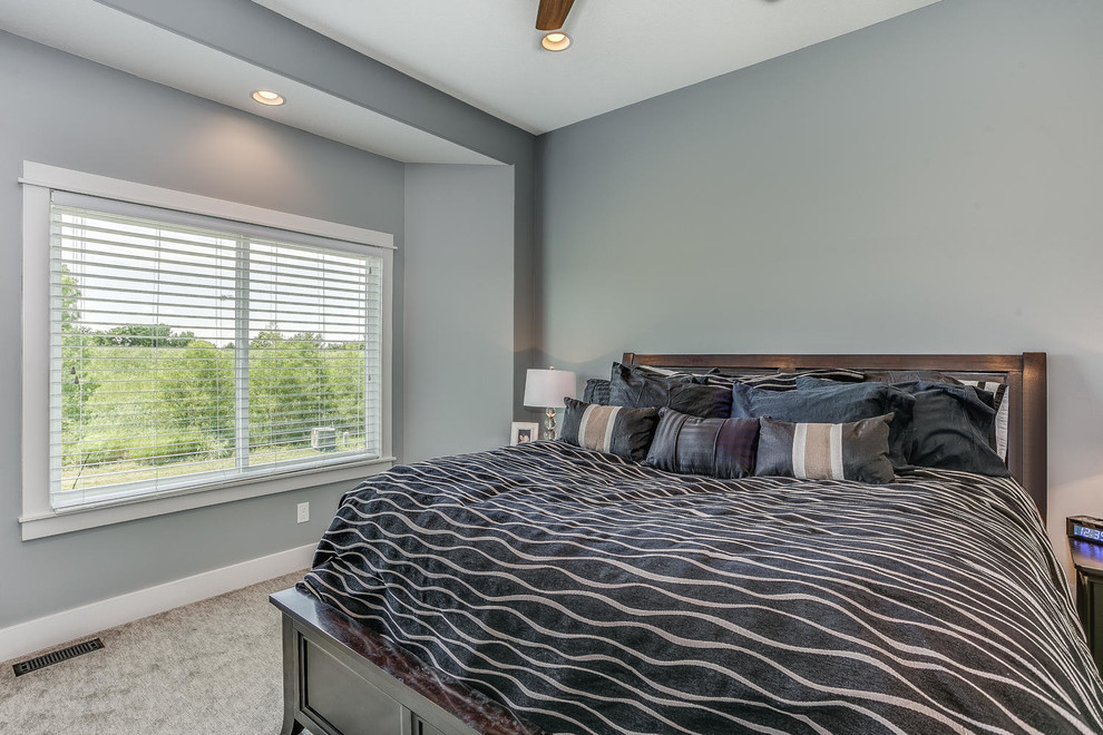 Imagen de dormitorio principal actual de tamaño medio sin chimenea con paredes grises, moqueta y suelo gris