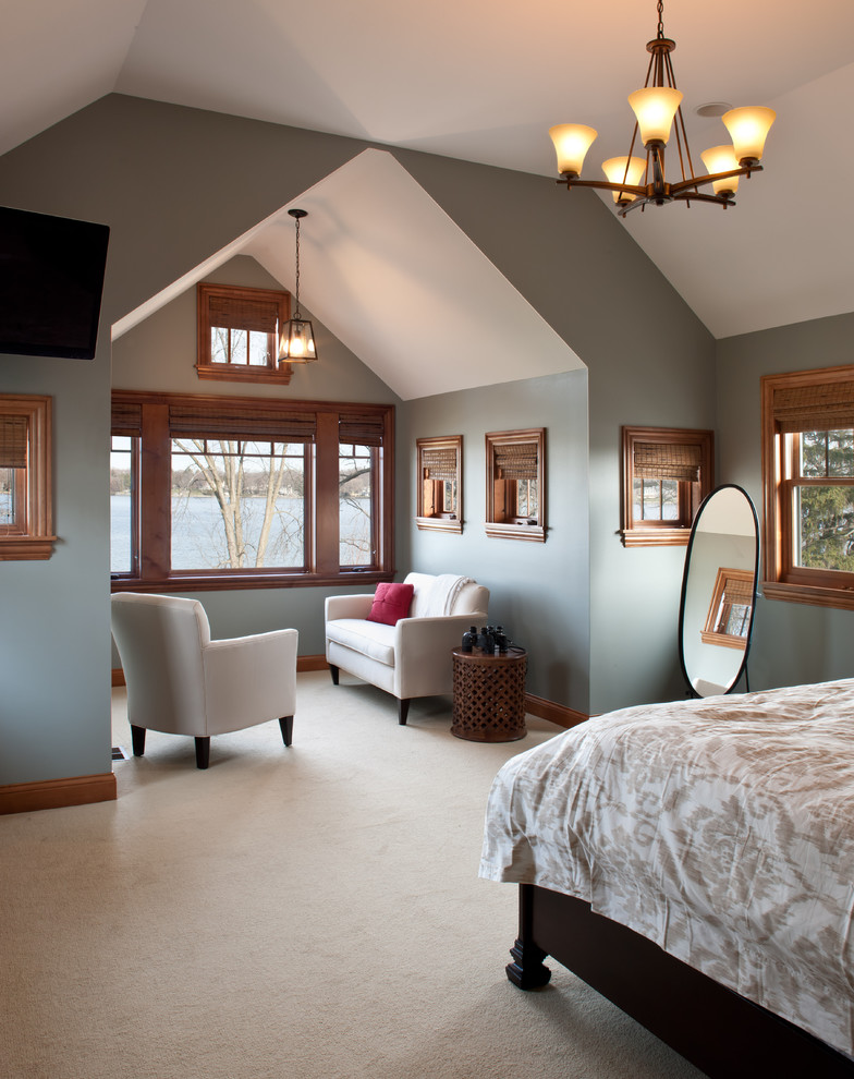 Aménagement d'une chambre classique de taille moyenne avec un mur bleu, aucune cheminée et un sol beige.