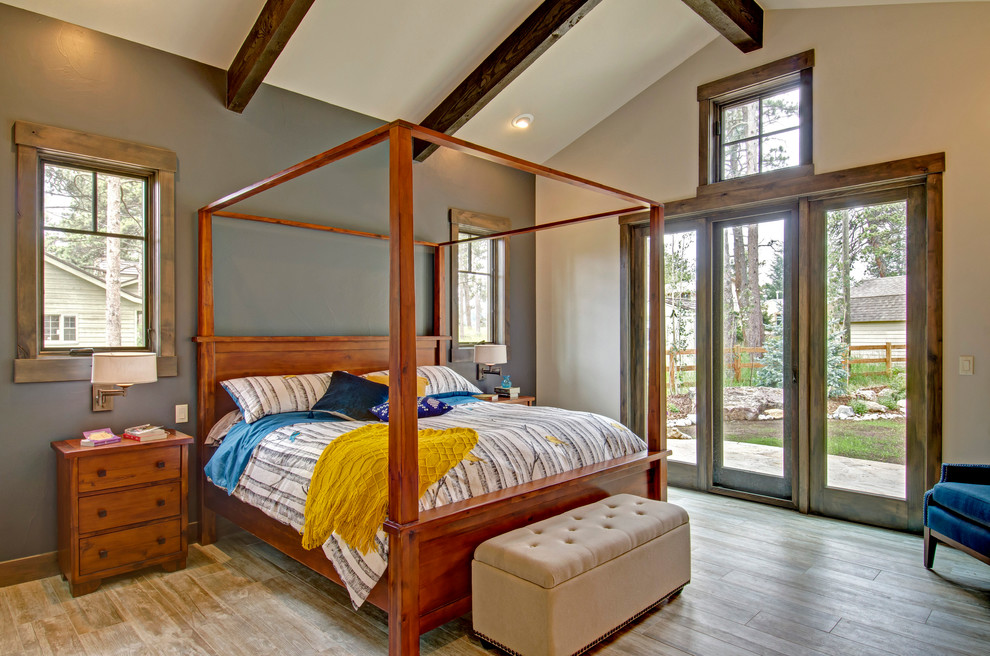 На фото: спальня в стиле рустика с бежевыми стенами и паркетным полом среднего тона с