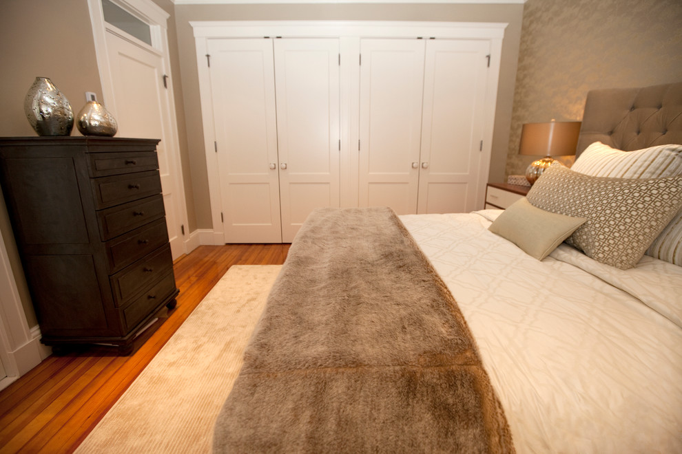 ボストンにある中くらいなトランジショナルスタイルのおしゃれな主寝室 (ベージュの壁、無垢フローリング、暖炉なし、茶色い床、壁紙) のレイアウト