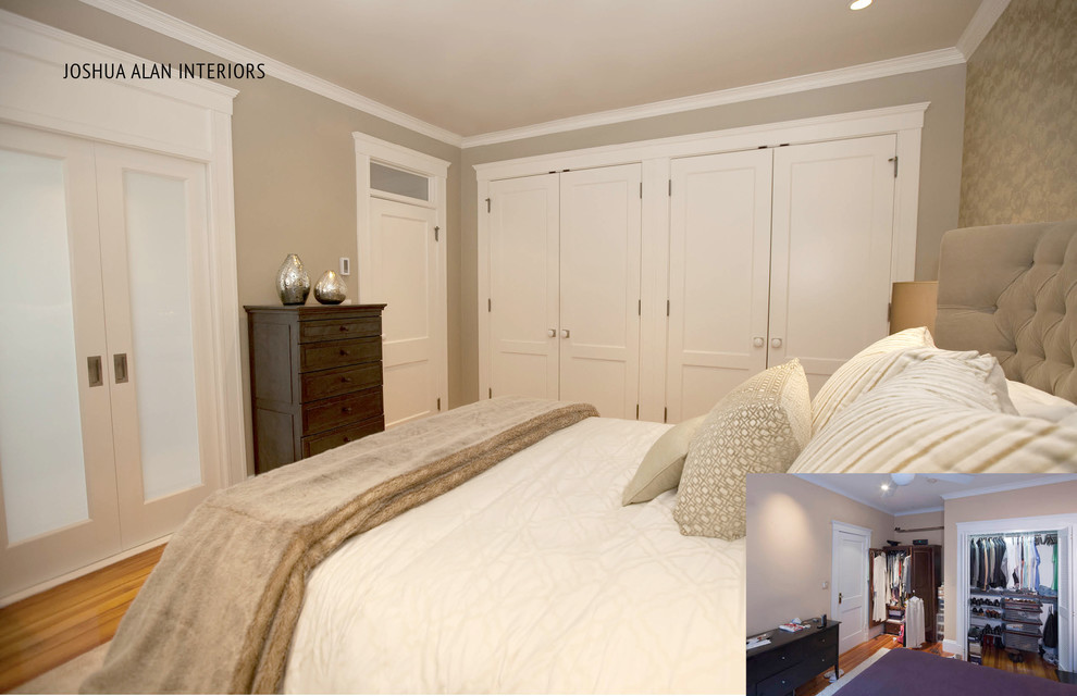 Mittelgroßes Klassisches Hauptschlafzimmer ohne Kamin mit beiger Wandfarbe, braunem Holzboden, braunem Boden und Tapetenwänden in Boston