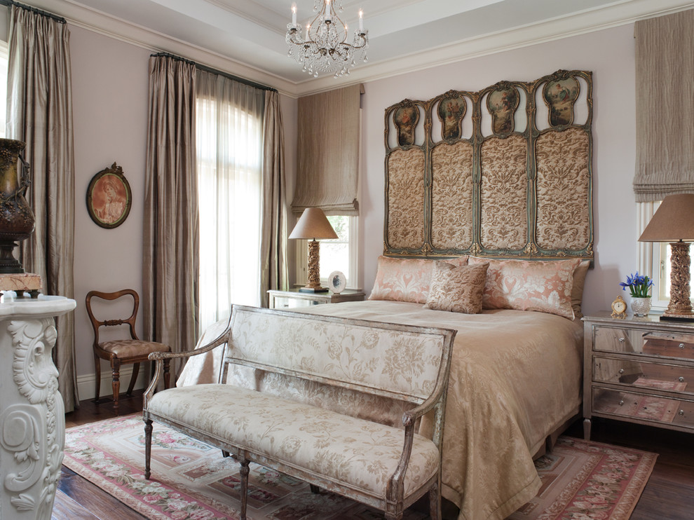 Imagen de dormitorio principal clásico de tamaño medio sin chimenea con paredes beige, suelo de madera oscura y suelo marrón