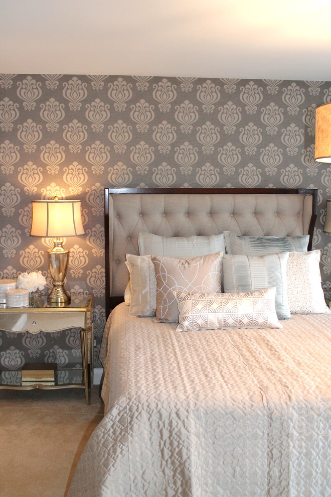 Ejemplo de habitación de invitados tradicional renovada de tamaño medio con paredes marrones, moqueta y suelo beige