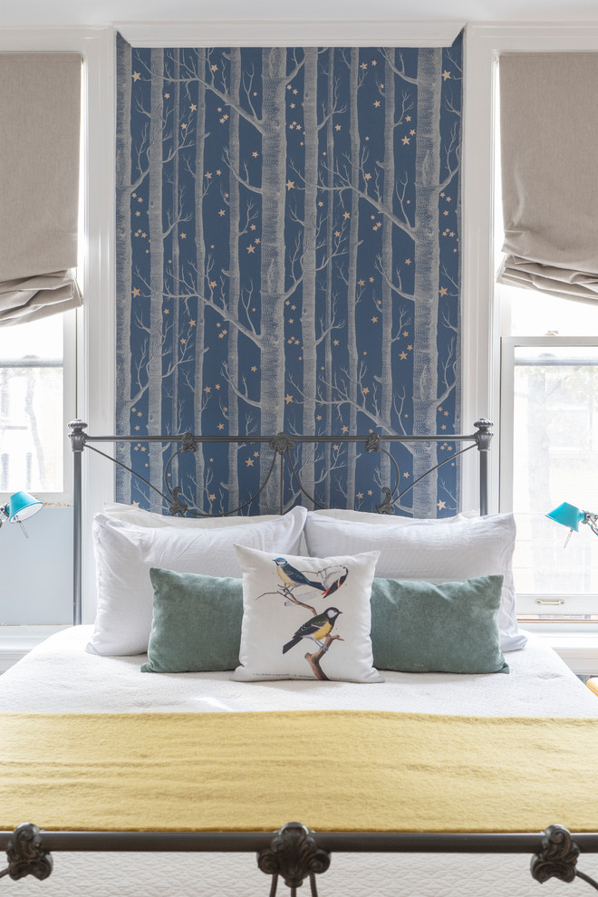 Mittelgroßes Modernes Hauptschlafzimmer ohne Kamin mit blauer Wandfarbe, hellem Holzboden und gelbem Boden in New York