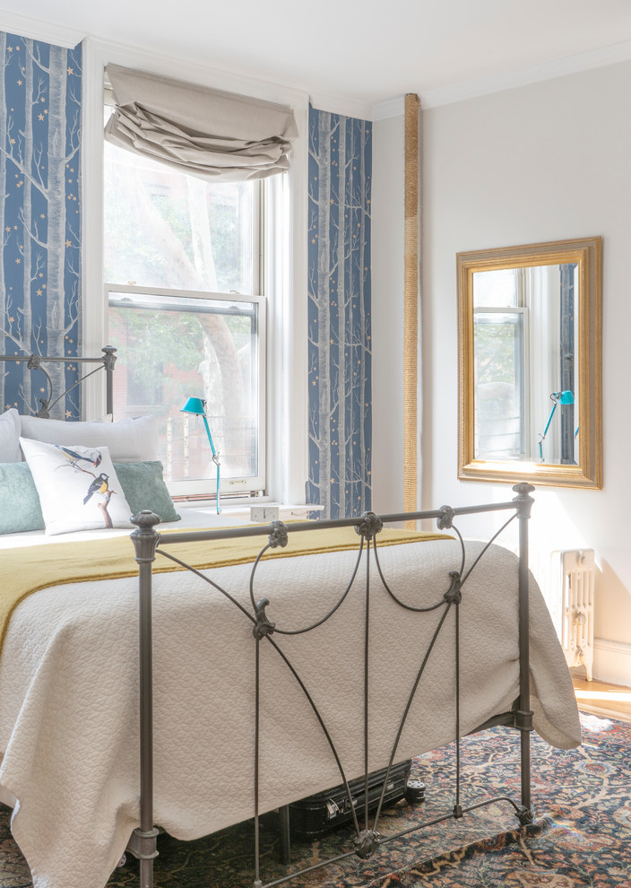 ニューヨークにある中くらいなコンテンポラリースタイルのおしゃれな主寝室 (青い壁、淡色無垢フローリング、暖炉なし、黄色い床) のインテリア