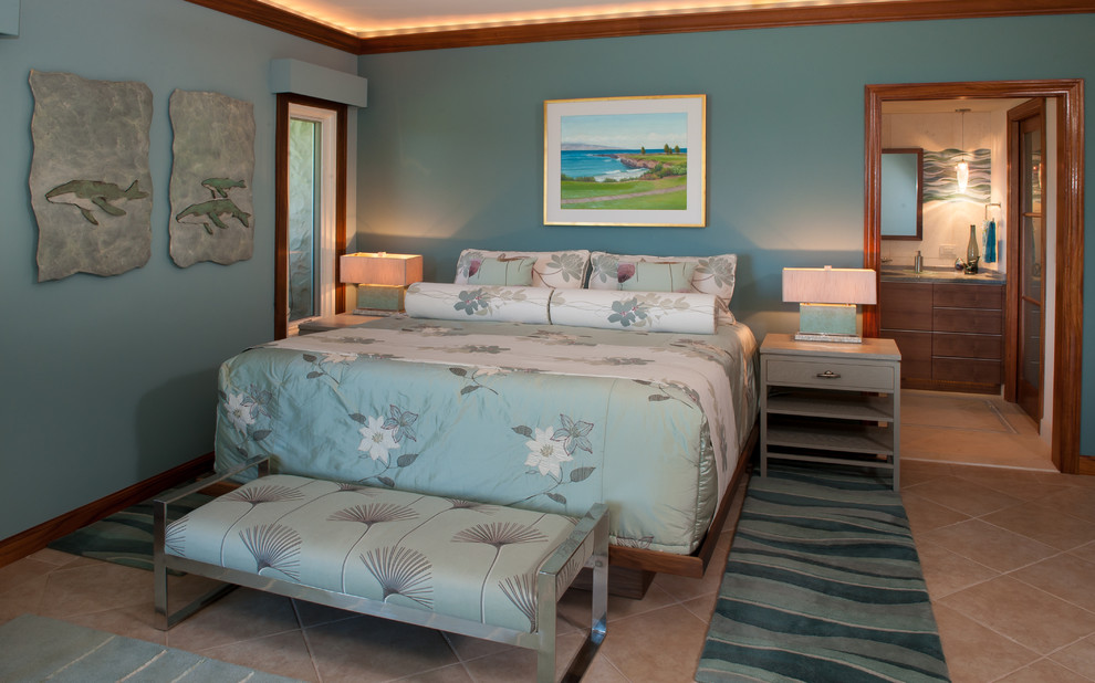 Imagen de dormitorio principal tropical con paredes azules y suelo de baldosas de porcelana