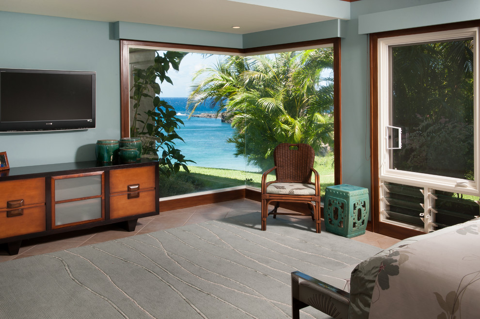 Inspiration för ett tropiskt huvudsovrum, med blå väggar och klinkergolv i porslin