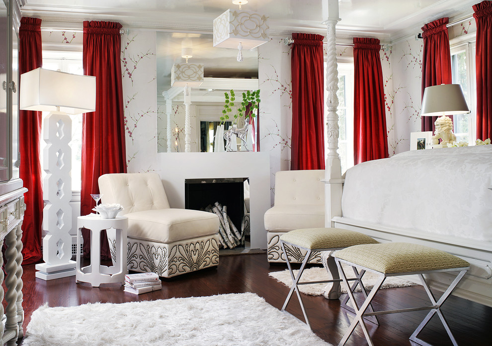 Eklektisches Hauptschlafzimmer mit weißer Wandfarbe, dunklem Holzboden und Kamin in Las Vegas