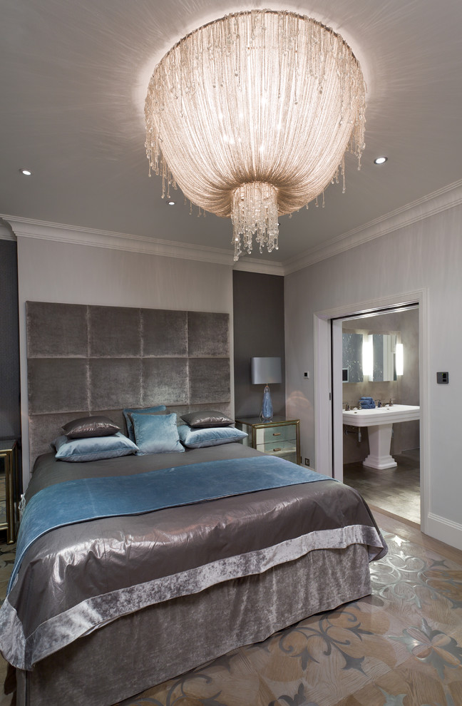 Пример оригинального дизайна: большая хозяйская спальня в классическом стиле с серыми стенами и паркетным полом среднего тона