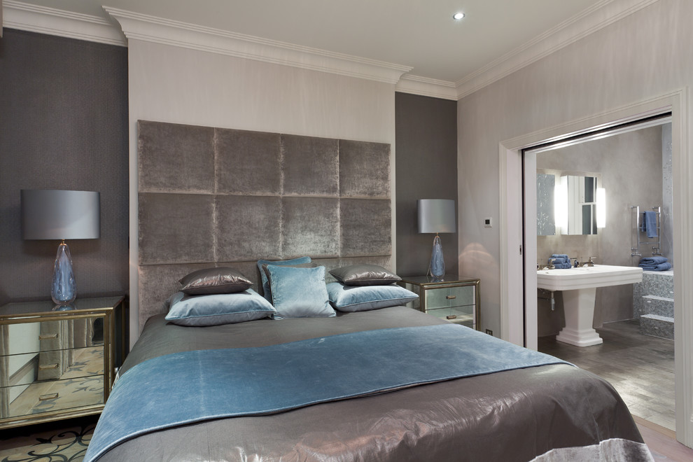 Ejemplo de dormitorio principal tradicional grande con paredes grises y suelo de madera en tonos medios