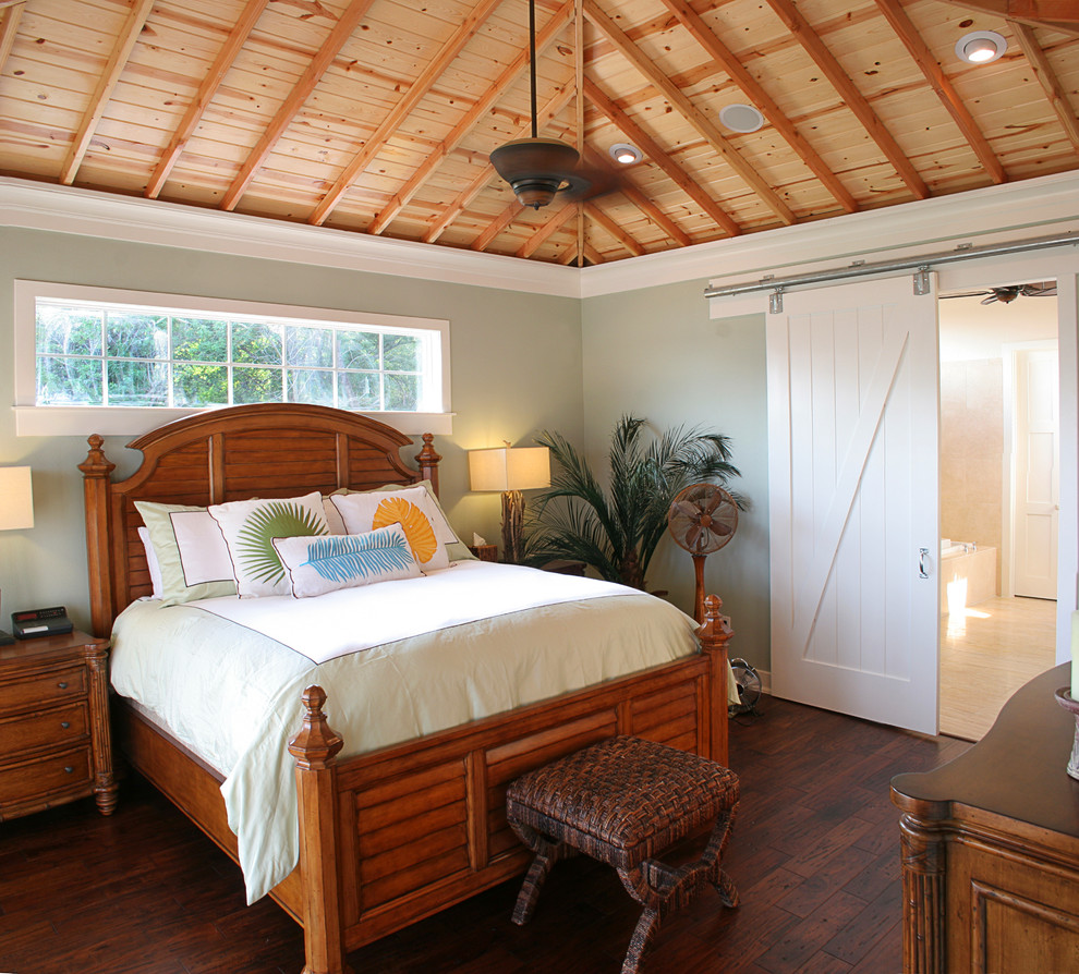 На фото: хозяйская спальня в морском стиле с серыми стенами и темным паркетным полом с