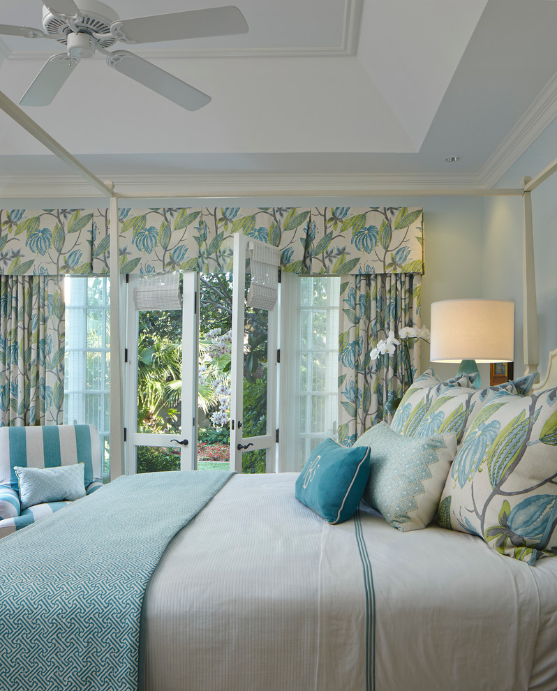 Стильный дизайн: хозяйская спальня среднего размера в классическом стиле с синими стенами и ковровым покрытием без камина - последний тренд