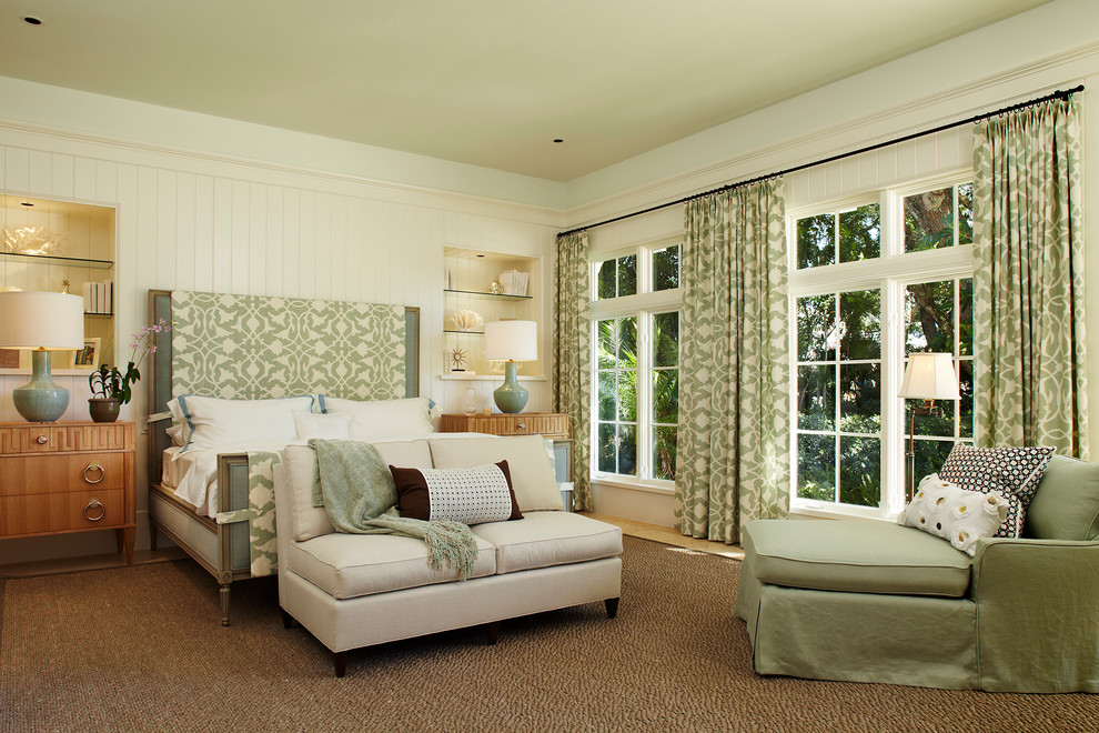 Inspiration pour une grande chambre parentale traditionnelle avec un mur beige, aucune cheminée, un sol beige et parquet clair.