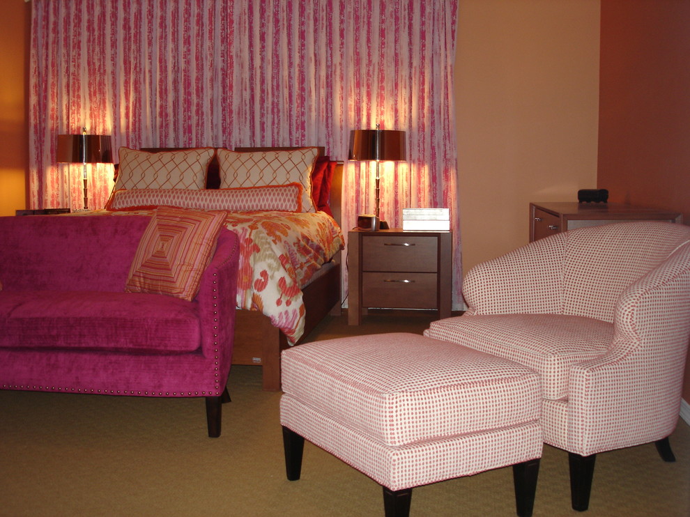 На фото: большая хозяйская спальня в стиле неоклассика (современная классика) с оранжевыми стенами и ковровым покрытием без камина