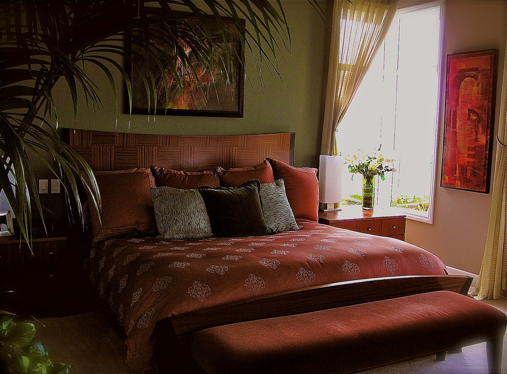 На фото: хозяйская спальня среднего размера в восточном стиле с разноцветными стенами и ковровым покрытием без камина с