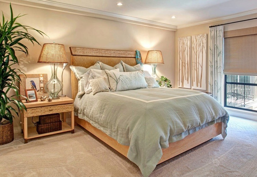Идея дизайна: хозяйская спальня среднего размера в восточном стиле с разноцветными стенами и ковровым покрытием без камина