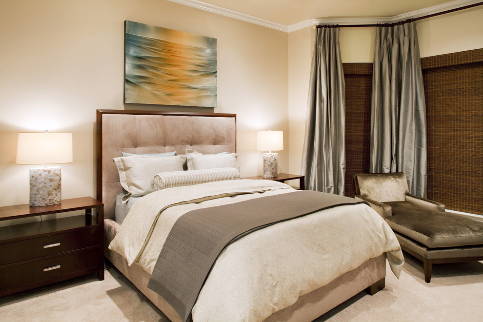 На фото: хозяйская спальня в современном стиле с бежевыми стенами и ковровым покрытием без камина с