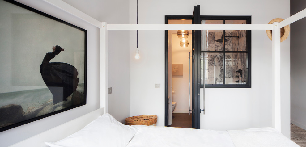 Modernes Hauptschlafzimmer mit weißer Wandfarbe und hellem Holzboden in London