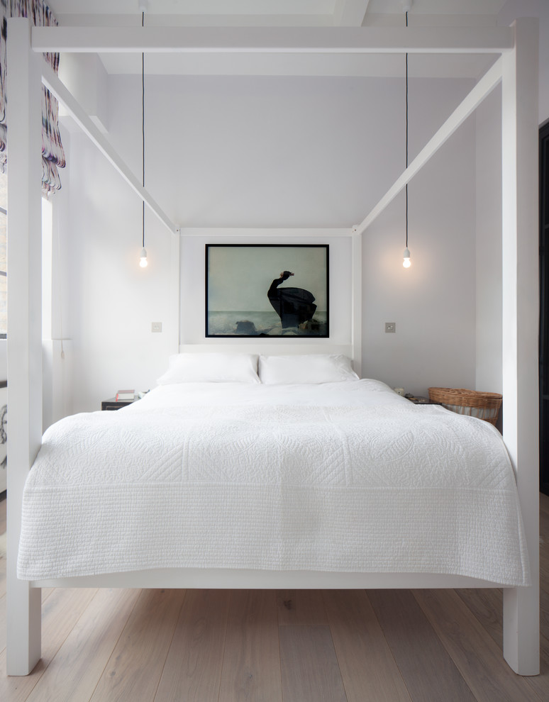 Пример оригинального дизайна: хозяйская спальня в светлых тонах в скандинавском стиле с белыми стенами и светлым паркетным полом