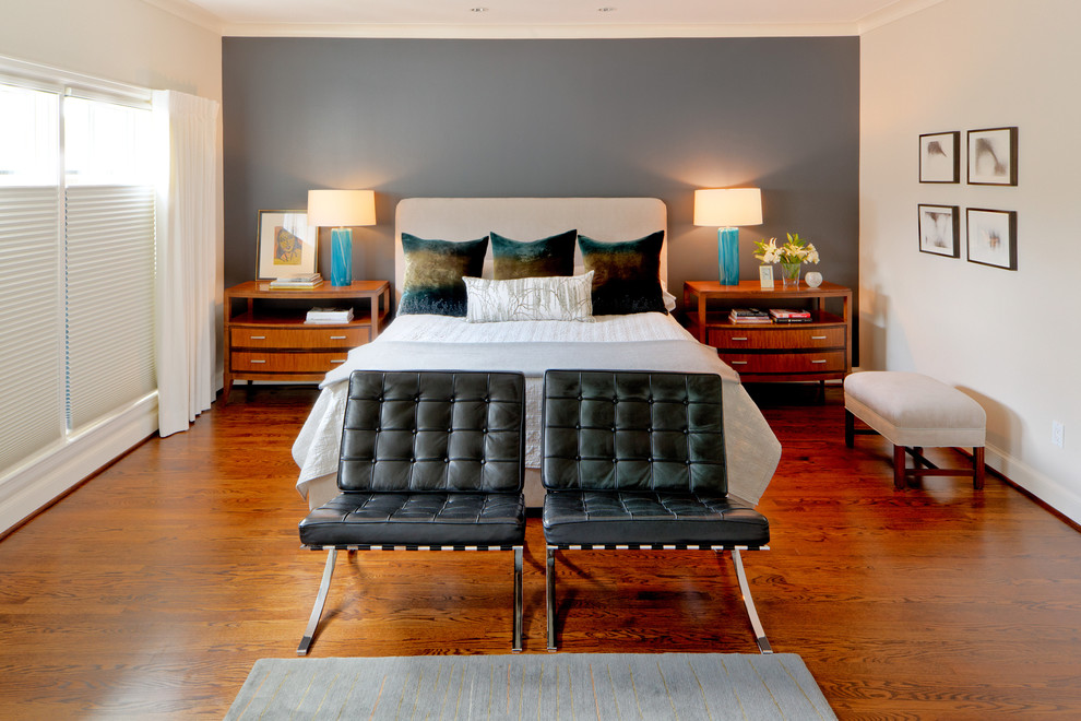 Mittelgroßes Modernes Schlafzimmer ohne Kamin mit bunten Wänden, dunklem Holzboden und braunem Boden in New York