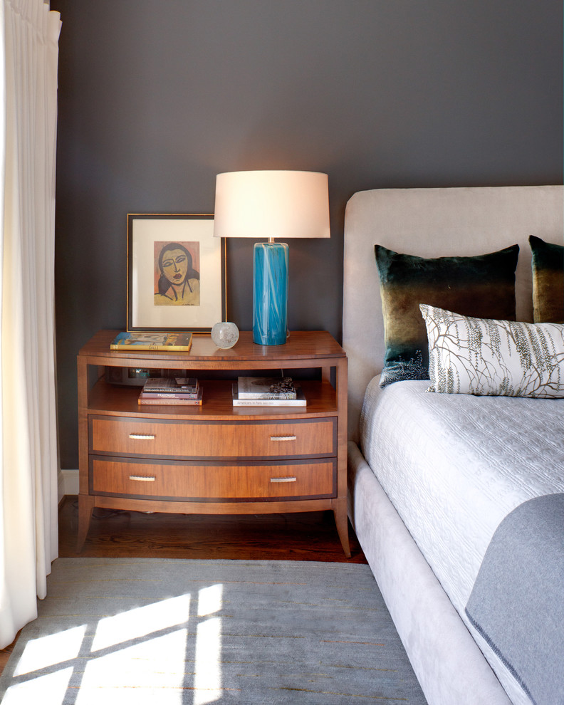 На фото: хозяйская спальня среднего размера в современном стиле с серыми стенами, темным паркетным полом и коричневым полом