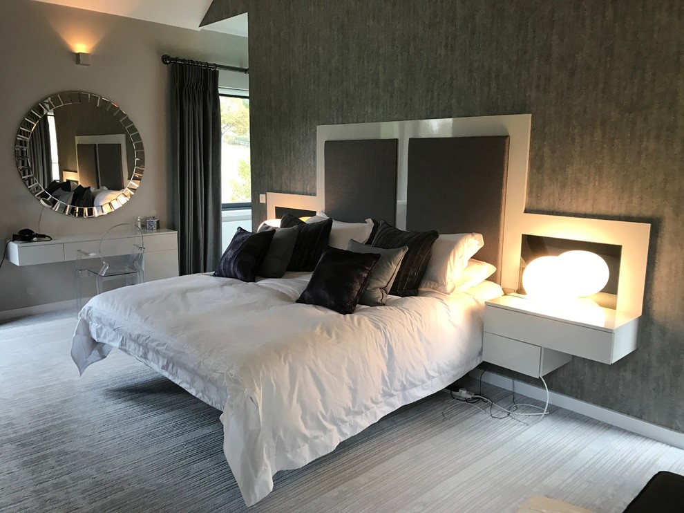 Großes Modernes Hauptschlafzimmer ohne Kamin mit grauer Wandfarbe und Teppichboden in Sonstige