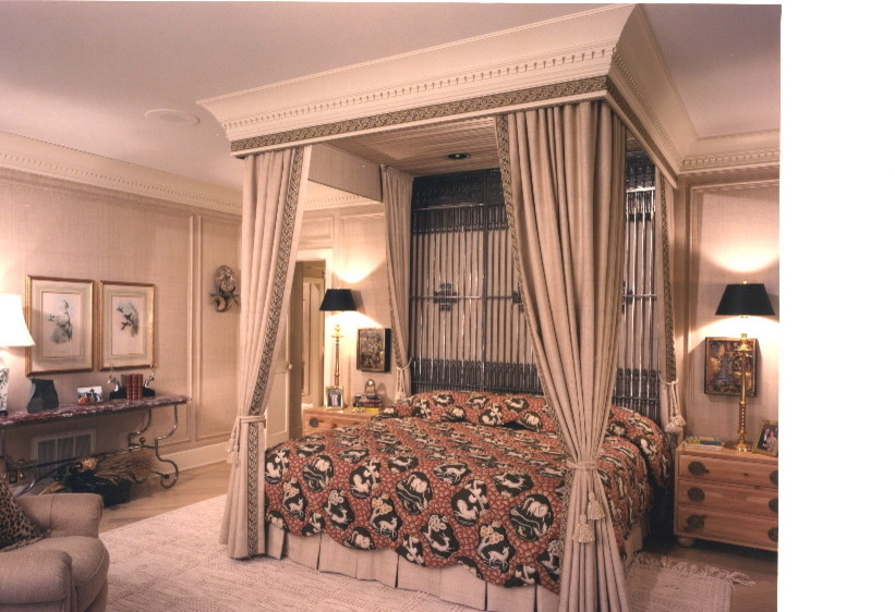 Diseño de dormitorio principal ecléctico de tamaño medio con paredes beige y suelo de madera clara