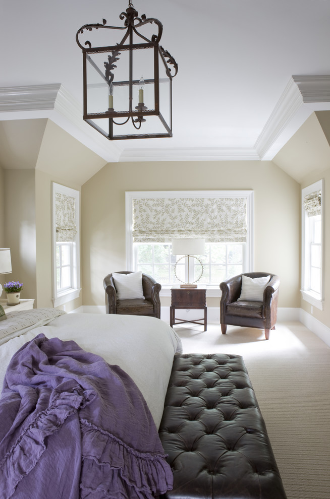 Großes Klassisches Hauptschlafzimmer ohne Kamin mit beiger Wandfarbe und Teppichboden in Washington, D.C.