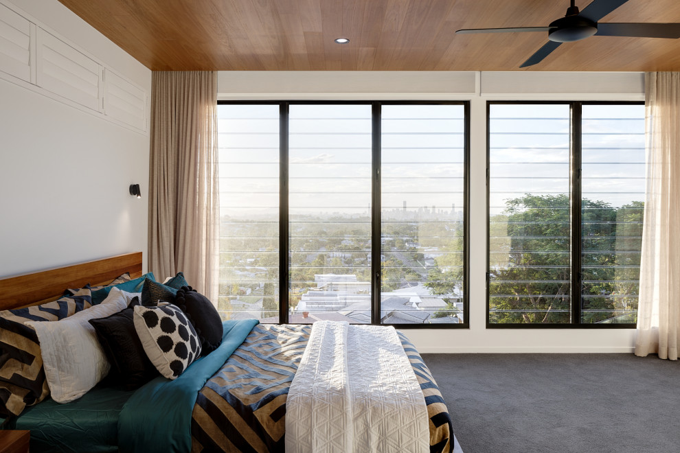 Modernes Schlafzimmer mit weißer Wandfarbe, Teppichboden, grauem Boden und Holzdecke in Brisbane