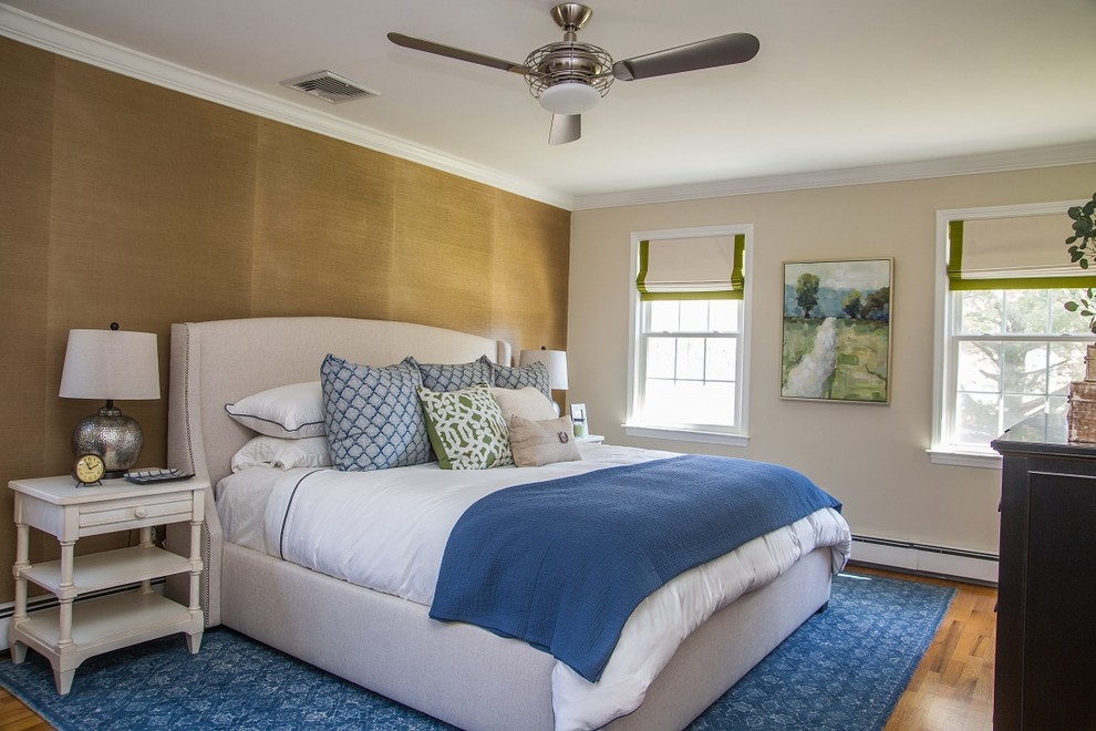 Ejemplo de dormitorio principal tradicional renovado de tamaño medio con paredes beige y suelo de madera en tonos medios