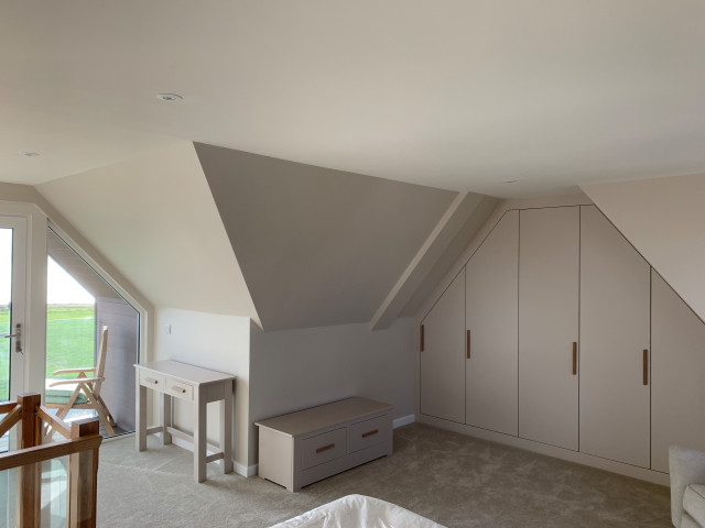 Master Bedroom Loft Conversion angled wardrobes - Modern - Bedroom -  Hampshire - by Thomas Matthew Handmade Kitchens & Furniture | Houzz IE