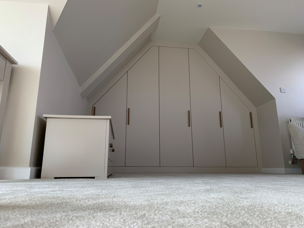 Réalisation d'une grande chambre minimaliste avec un mur beige et un sol gris.