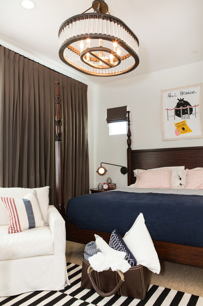 Идея дизайна: хозяйская спальня среднего размера в стиле кантри с белыми стенами и паркетным полом среднего тона