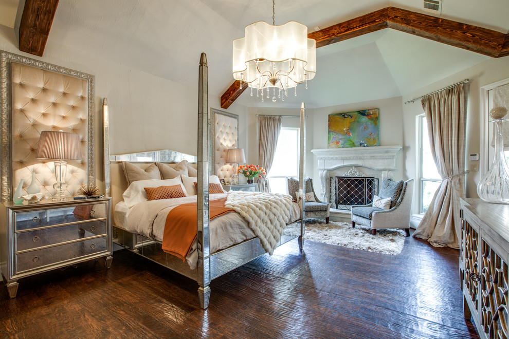 Idée de décoration pour une chambre tradition avec un mur beige, parquet foncé et une cheminée standard.