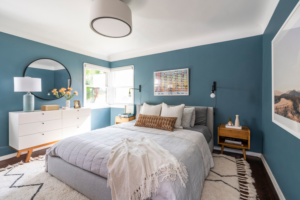 ロサンゼルスにある中くらいなミッドセンチュリースタイルのおしゃれな主寝室 (青い壁、濃色無垢フローリング、暖炉なし、茶色い床、照明、グレーとブラウン) のインテリア