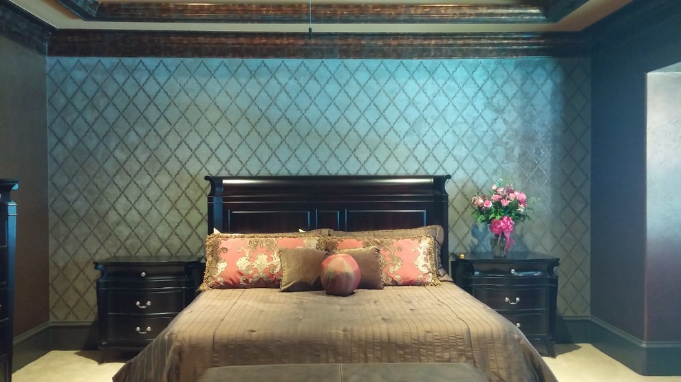 На фото: огромная хозяйская спальня в стиле неоклассика (современная классика) с серыми стенами и ковровым покрытием без камина с