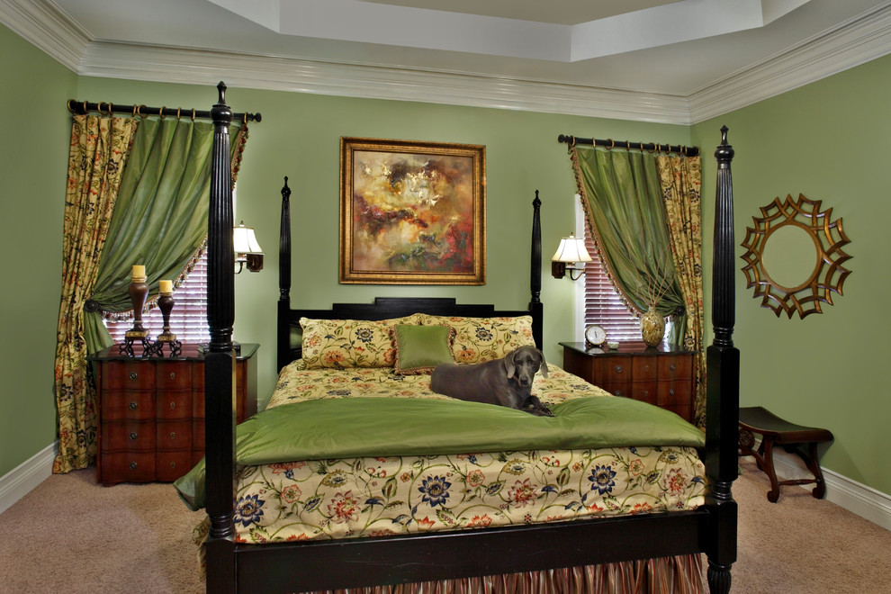 Mittelgroßes Klassisches Hauptschlafzimmer ohne Kamin mit grüner Wandfarbe und Teppichboden in Atlanta