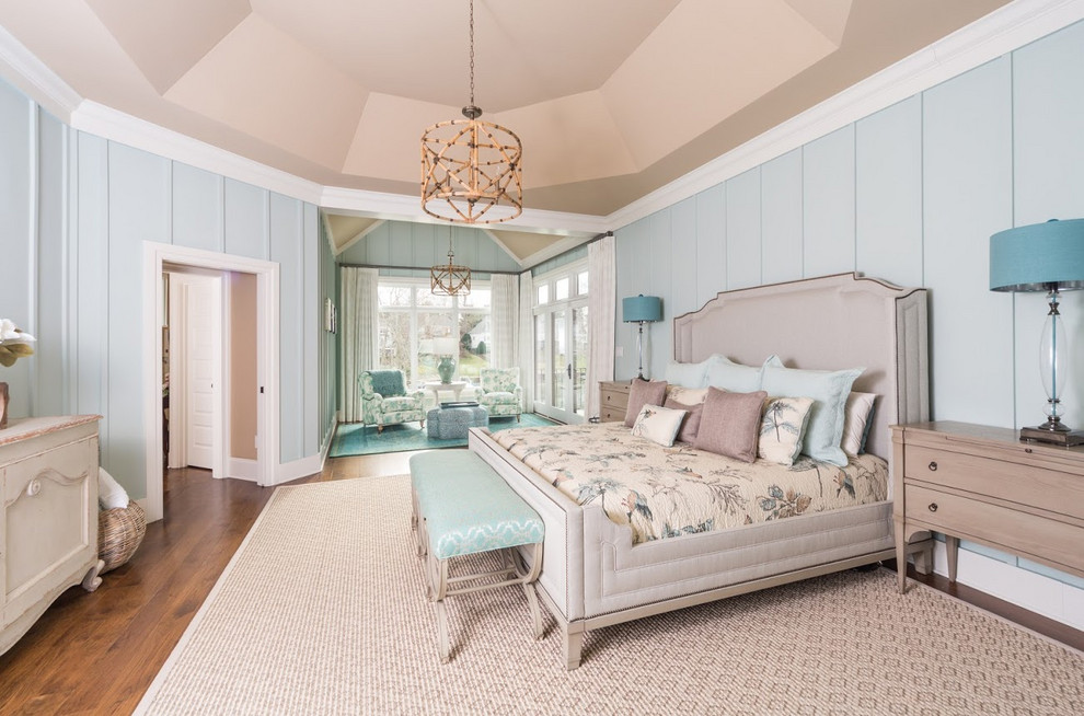 シャーロットにある広いコンテンポラリースタイルのおしゃれな主寝室 (青い壁、無垢フローリング、暖炉なし、茶色い床、折り上げ天井、パネル壁)
